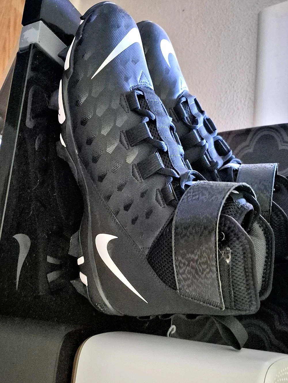 Never Worn. Nike Force Savage Shark 2 Football Cleats Black/White Men's Size 13